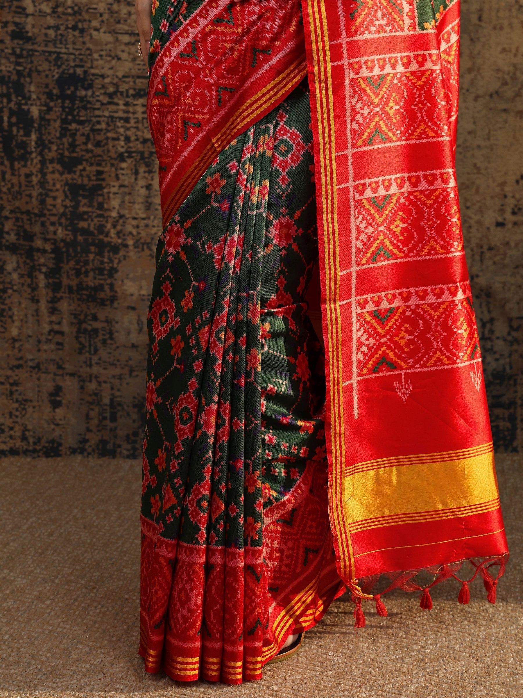 Green Printed Silk Saree With Unstitched Blouse Piece