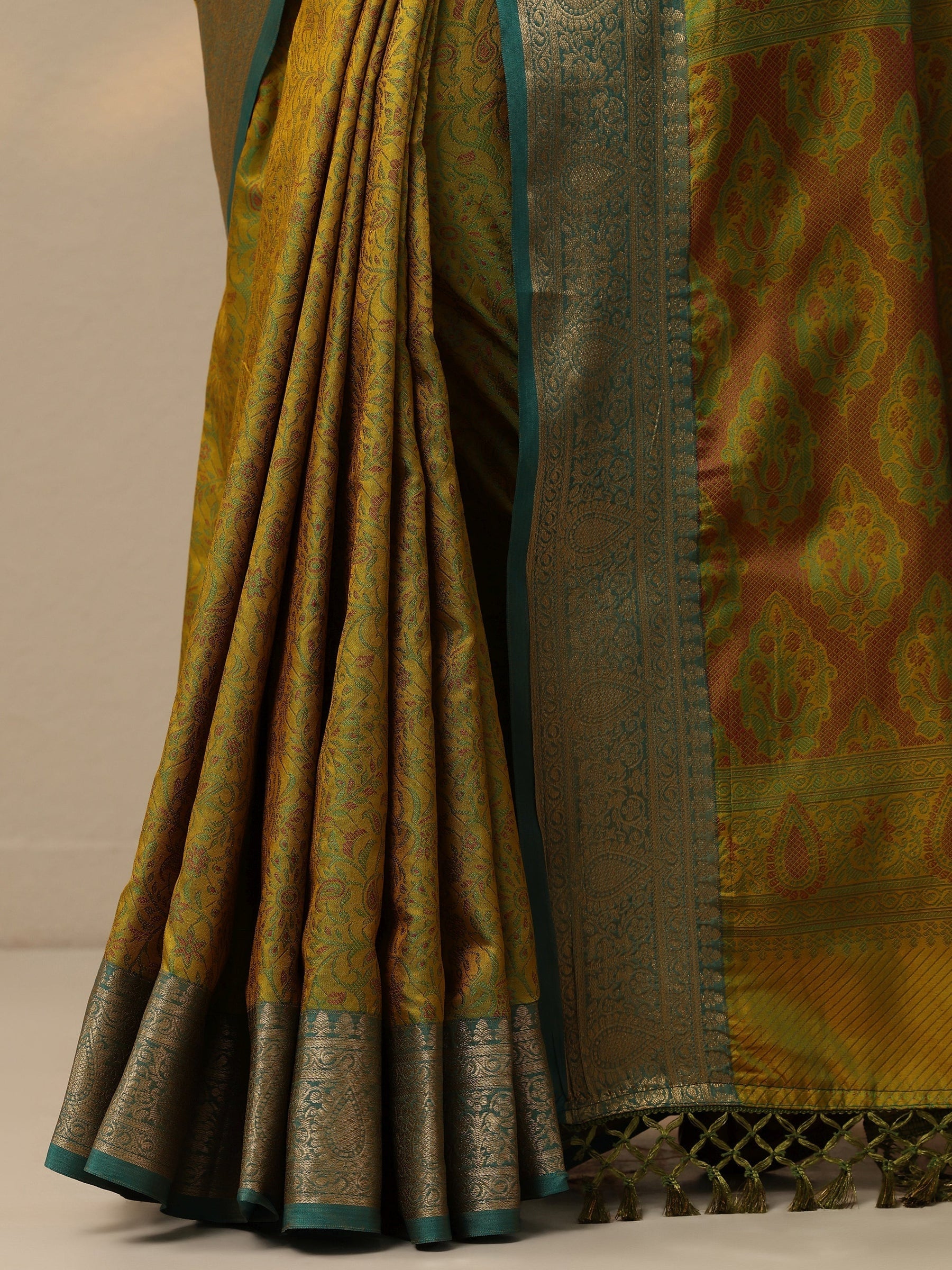 Green Woven Design Banarasi Silk Blend Saree With Unstitched Blouse Piece